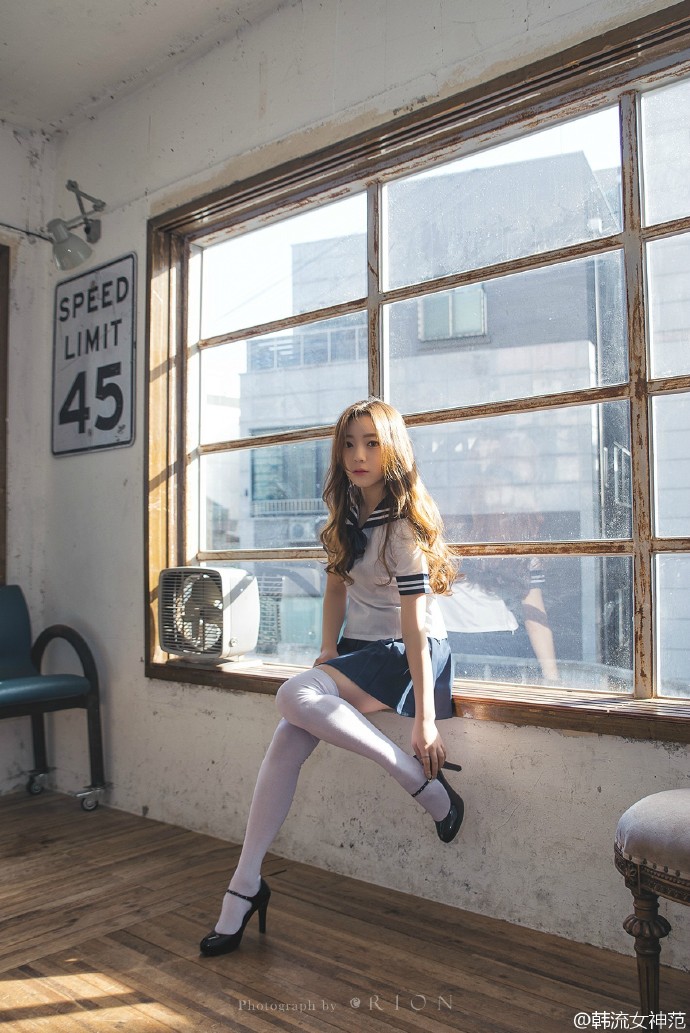 漂亮娃娃脸美女李梓熙美腿玉足酥胸翘臀美女写真