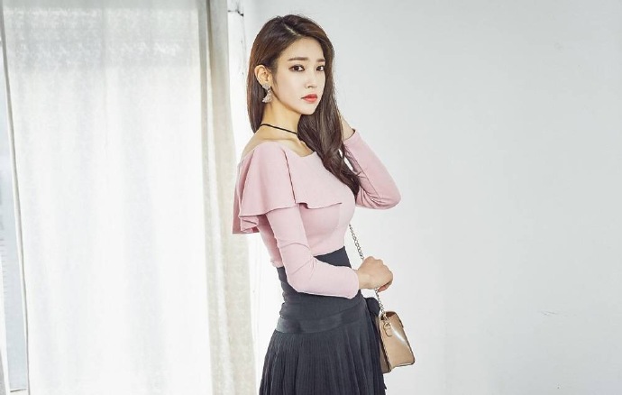 漂亮娃娃脸美女李梓熙美腿玉足酥胸翘臀美女写真