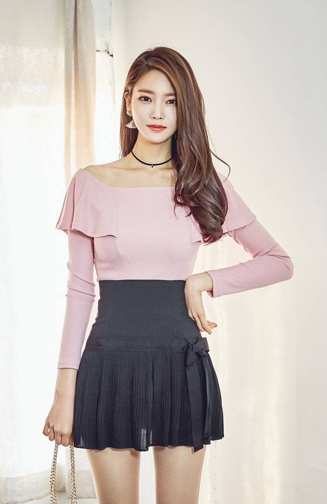 漂亮娃娃脸美女李梓熙美腿玉足酥胸翘臀美女写真