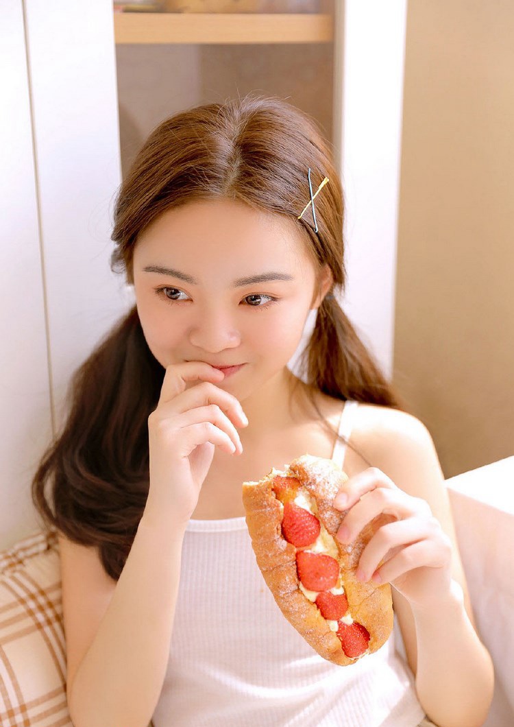 清纯甜美丝袜美女图片 展傲人双峰曲线