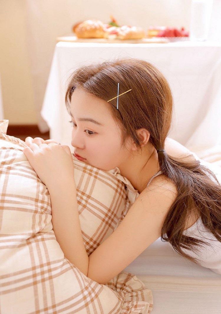 清纯甜美丝袜美女图片 展傲人双峰曲线