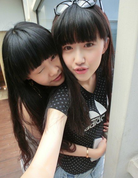 寂寞美女老板包臀丝袜长腿深沟床上诱人姿势写真