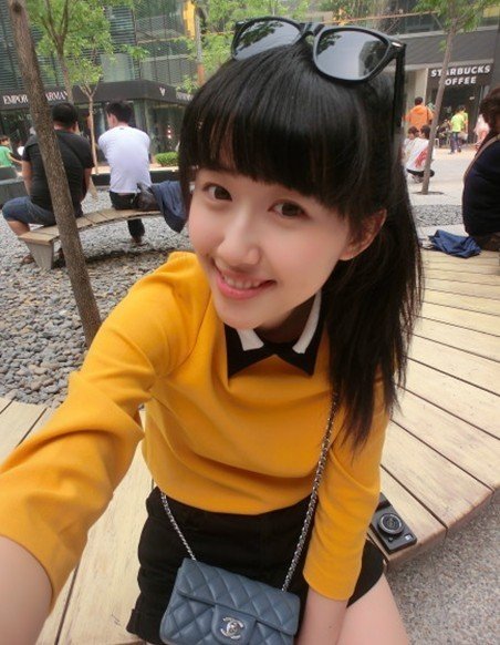 寂寞美女老板包臀丝袜长腿深沟床上诱人姿势写真