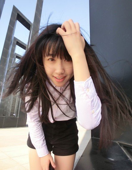 寂寞美女老板包臀丝袜长腿深沟床上诱人姿势写真