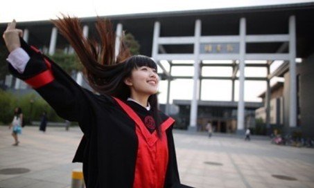 寂寞美女老板包臀丝袜长腿深沟床上诱人姿势写真