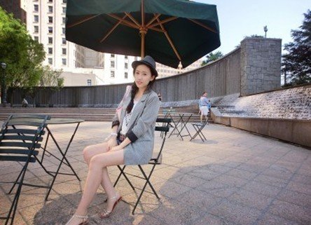 寂寞美女老板包臀丝袜长腿深沟床上诱人姿势写真