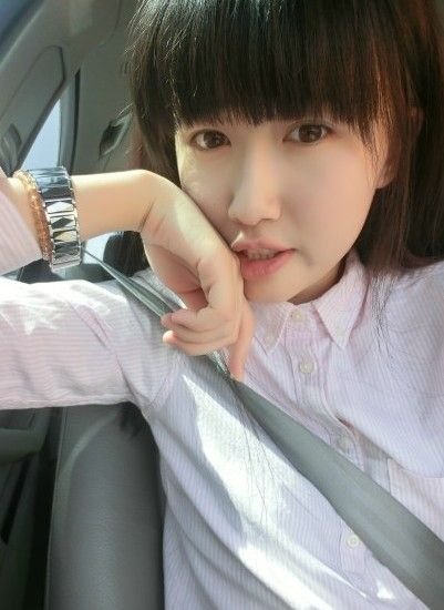 寂寞美女老板包臀丝袜长腿深沟床上诱人姿势写真