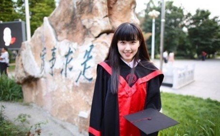 寂寞美女老板包臀丝袜长腿深沟床上诱人姿势写真