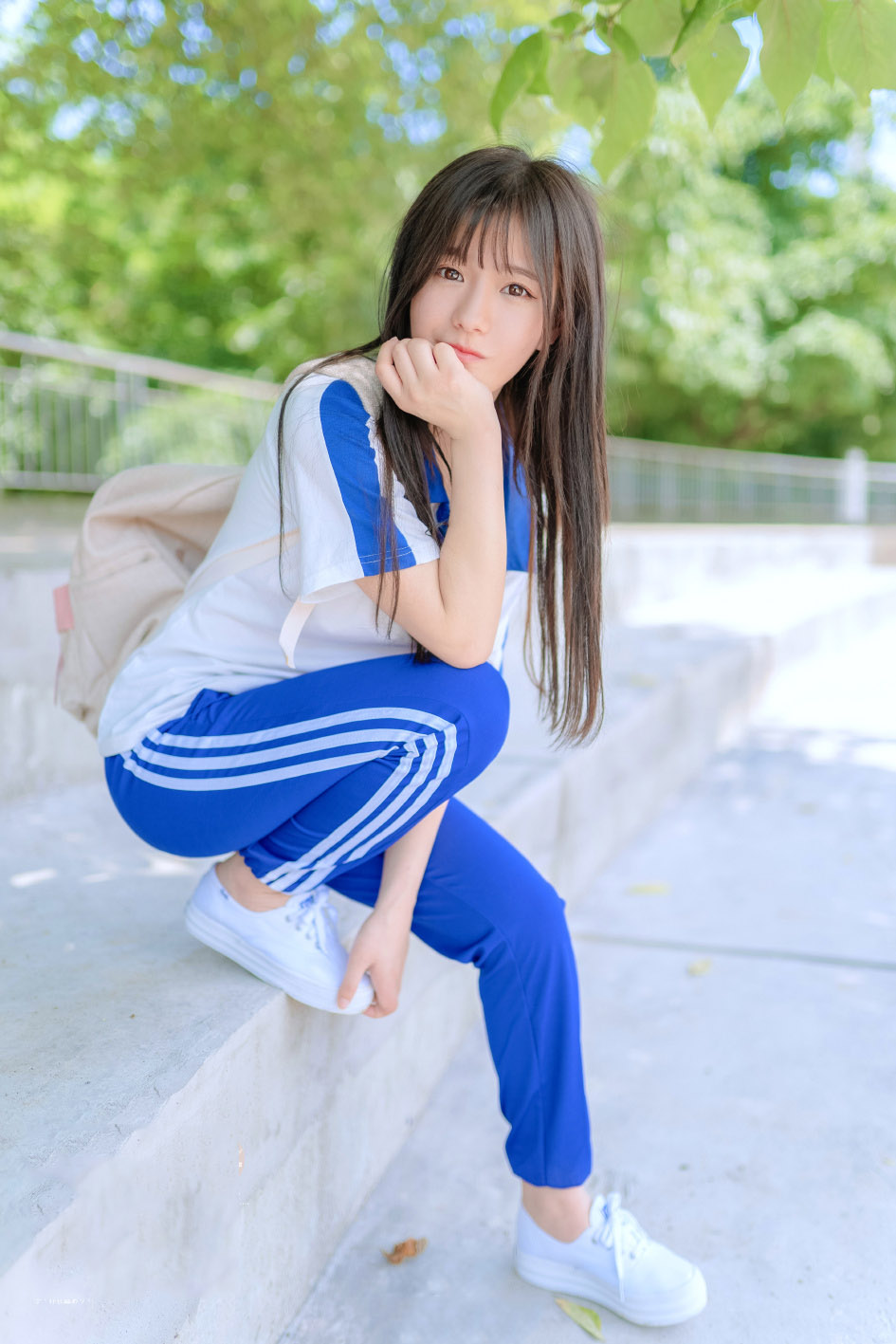 寂寞美女老板包臀丝袜长腿深沟床上诱人姿势写真