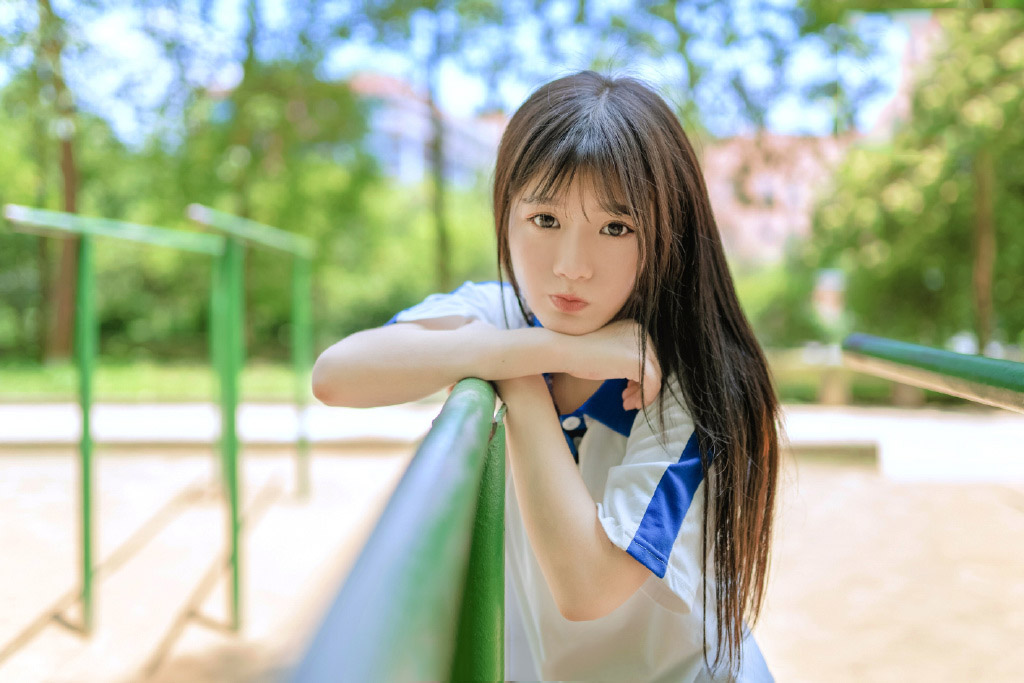 寂寞美女老板包臀丝袜长腿深沟床上诱人姿势写真