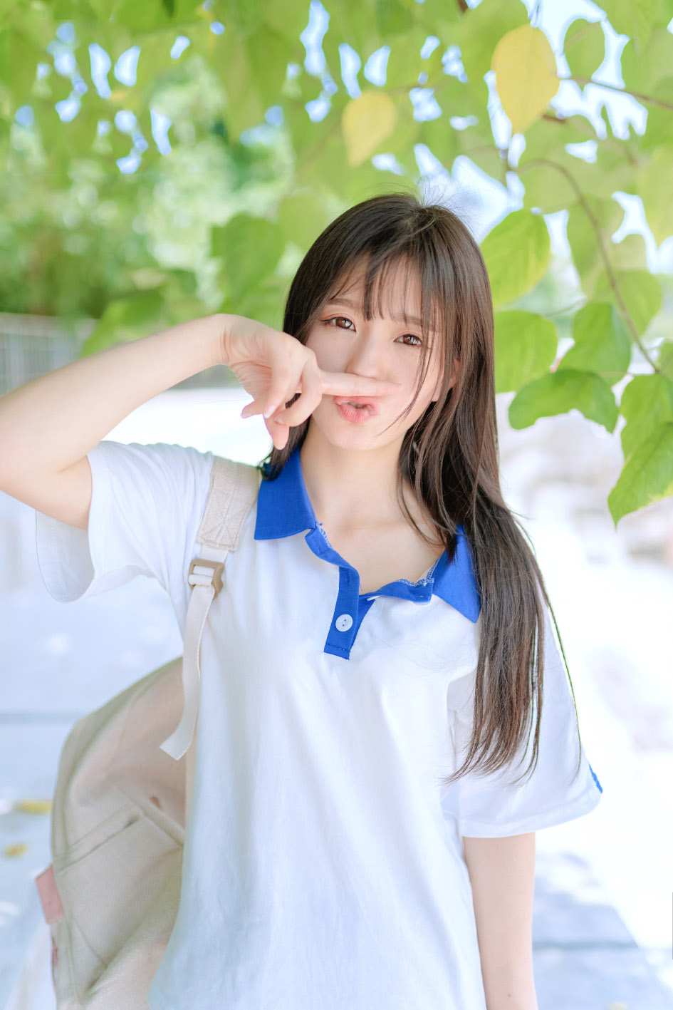 寂寞美女老板包臀丝袜长腿深沟床上诱人姿势写真