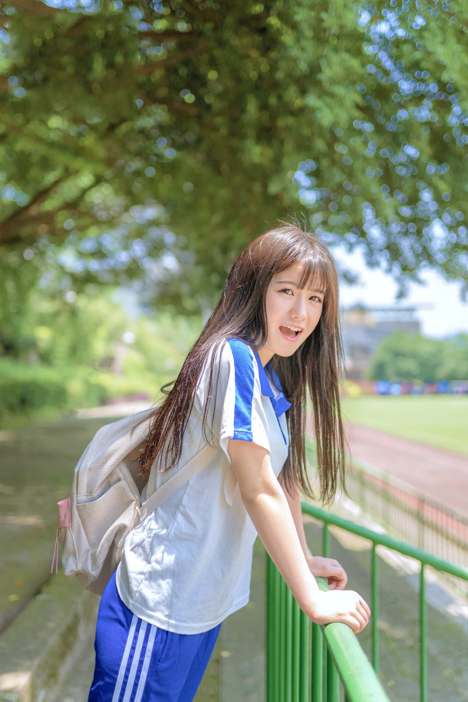 寂寞美女老板包臀丝袜长腿深沟床上诱人姿势写真