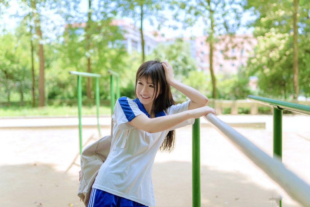 寂寞美女老板包臀丝袜长腿深沟床上诱人姿势写真