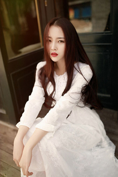 寂寞美女老板包臀丝袜长腿深沟床上诱人姿势写真