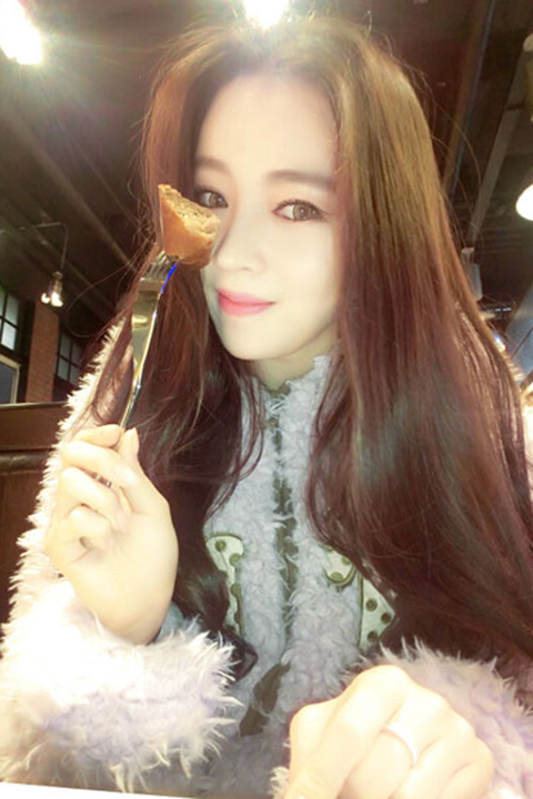 寂寞美女老板包臀丝袜长腿深沟床上诱人姿势写真