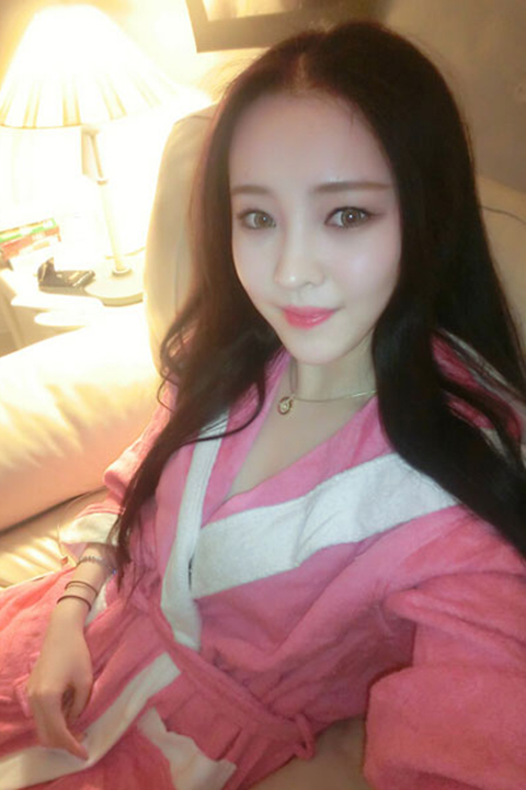 寂寞美女老板包臀丝袜长腿深沟床上诱人姿势写真