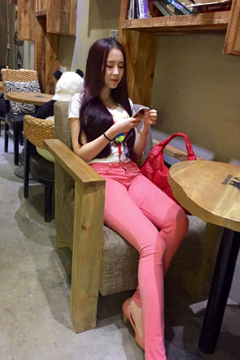 寂寞美女老板包臀丝袜长腿深沟床上诱人姿势写真