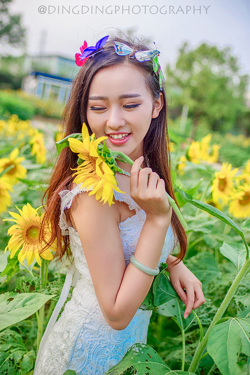 寂寞美女老板包臀丝袜长腿深沟床上诱人姿势写真