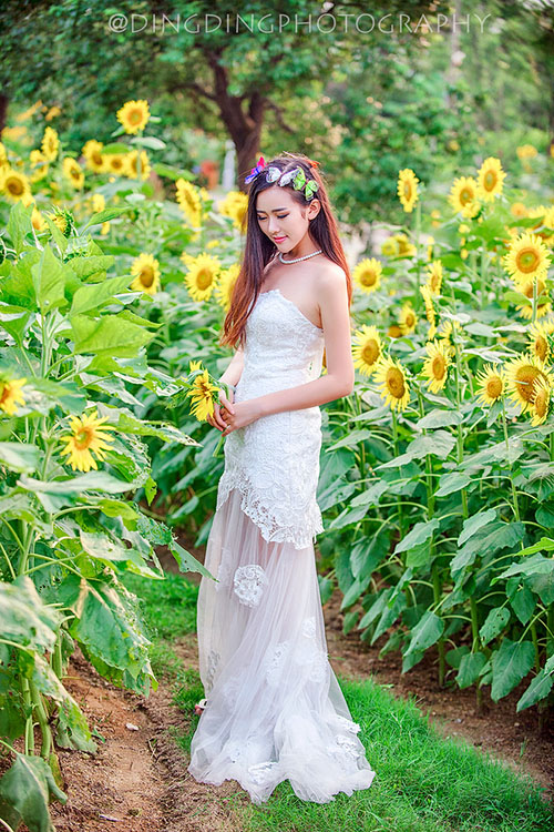 寂寞美女老板包臀丝袜长腿深沟床上诱人姿势写真