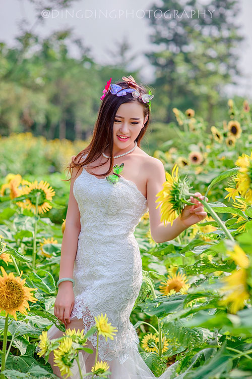 寂寞美女老板包臀丝袜长腿深沟床上诱人姿势写真