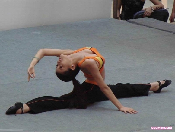 寂寞美女老板包臀丝袜长腿深沟床上诱人姿势写真