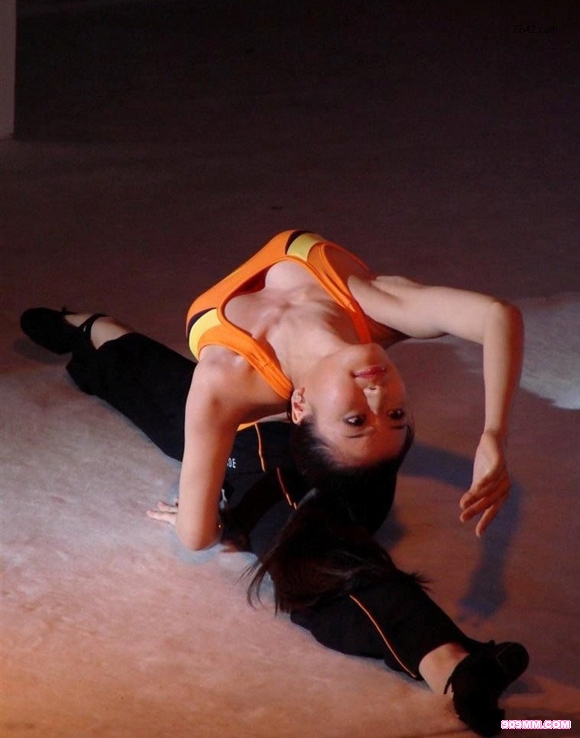 寂寞美女老板包臀丝袜长腿深沟床上诱人姿势写真