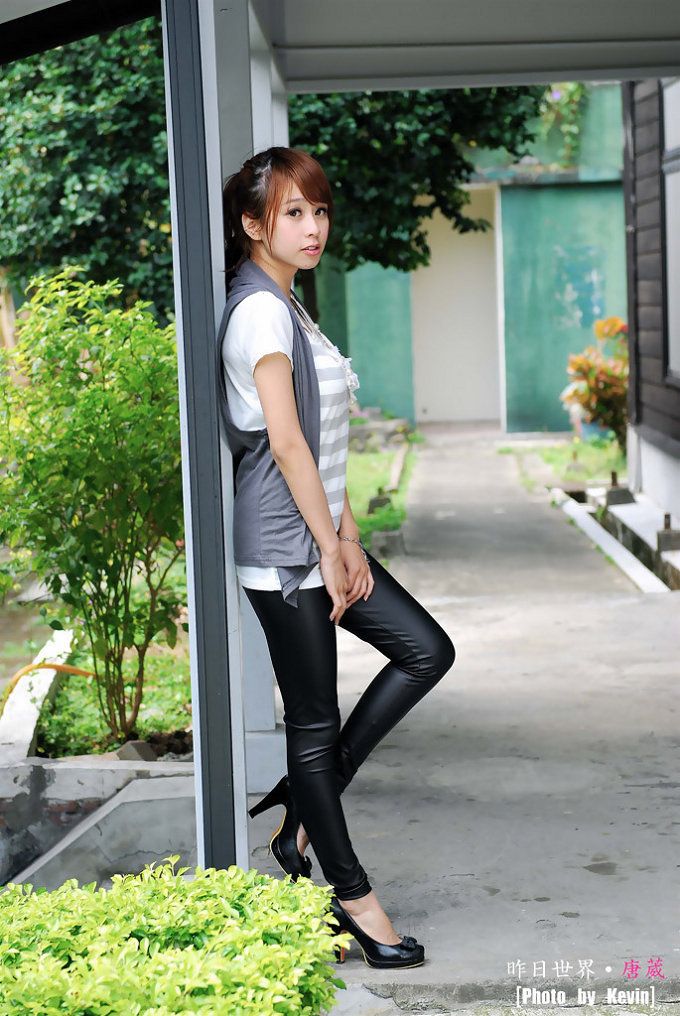 寂寞美女老板包臀丝袜长腿深沟床上诱人姿势写真