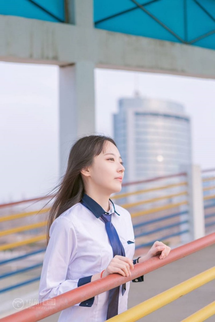 小清新美女治愈氧气黑丝美腿街拍制服写真图片