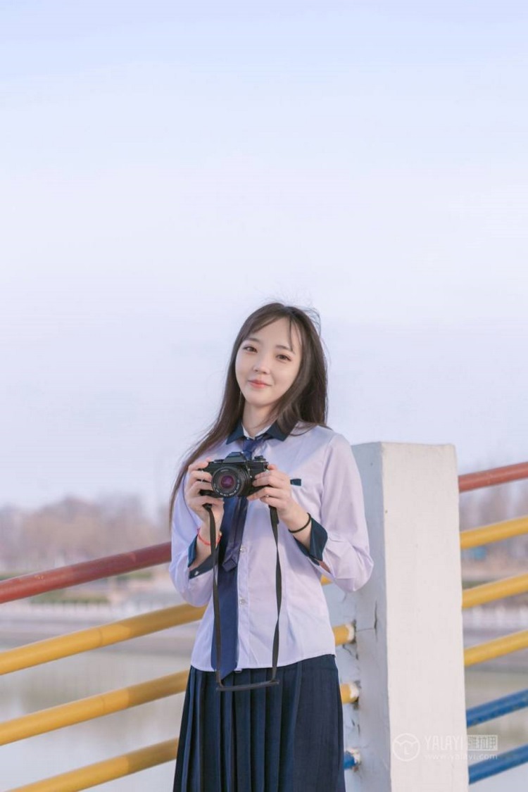 小清新美女治愈氧气黑丝美腿街拍制服写真图片