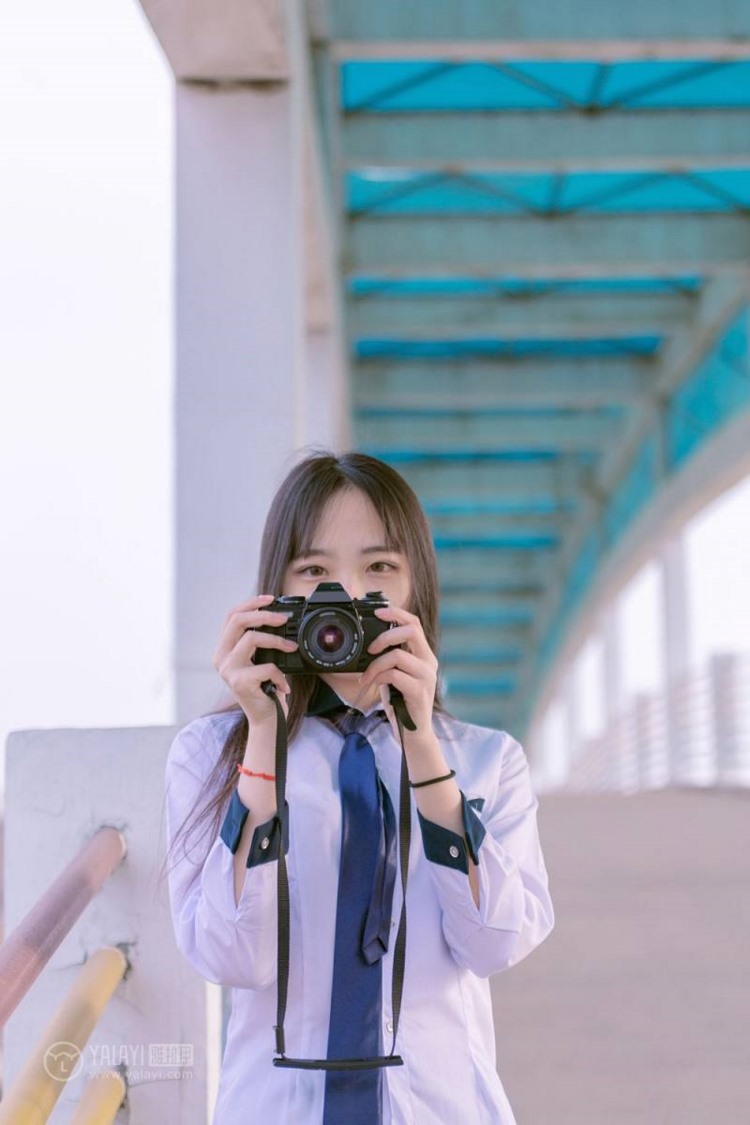 小清新美女治愈氧气黑丝美腿街拍制服写真图片