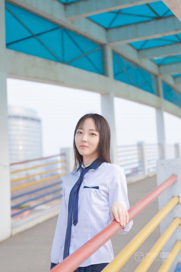 小清新美女治愈氧气黑丝美腿街拍制服写真图片