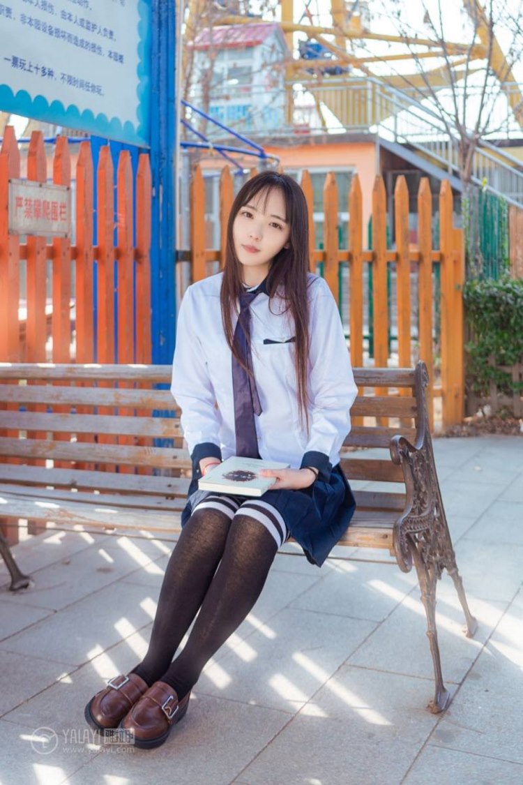 小清新美女治愈氧气黑丝美腿街拍制服写真图片