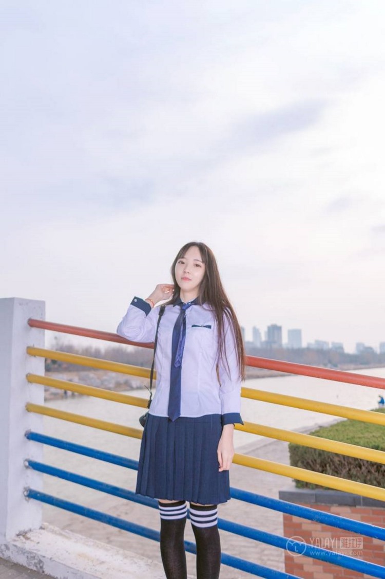 小清新美女治愈氧气黑丝美腿街拍制服写真图片