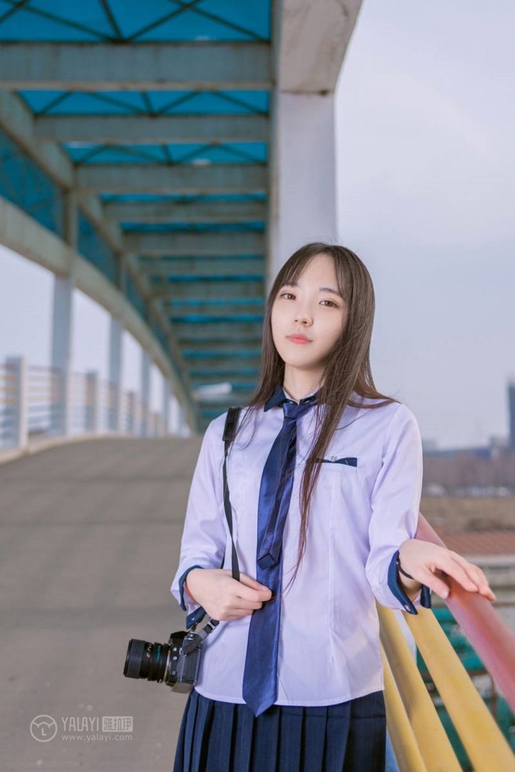 小清新美女治愈氧气黑丝美腿街拍制服写真图片