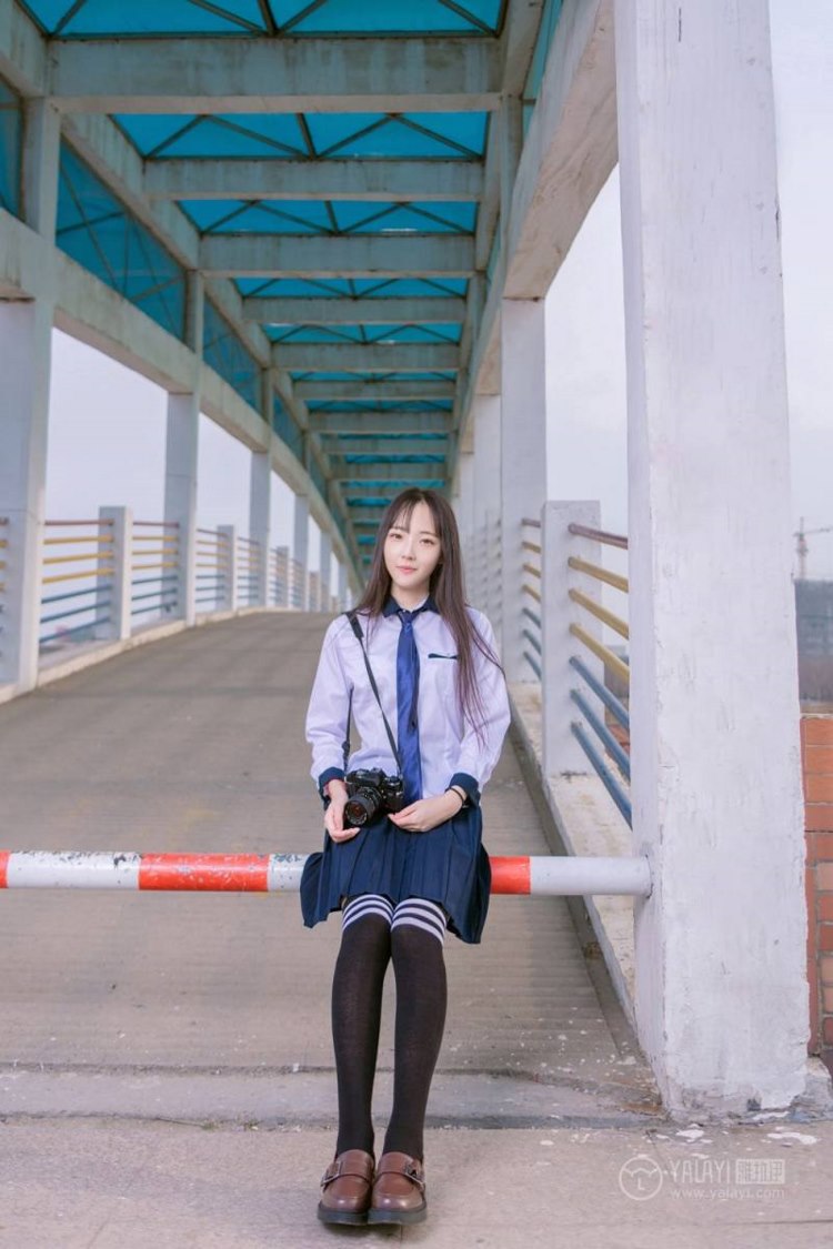 小清新美女治愈氧气黑丝美腿街拍制服写真图片