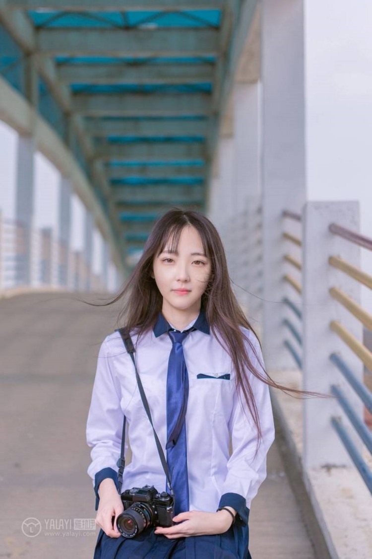 小清新美女治愈氧气黑丝美腿街拍制服写真图片