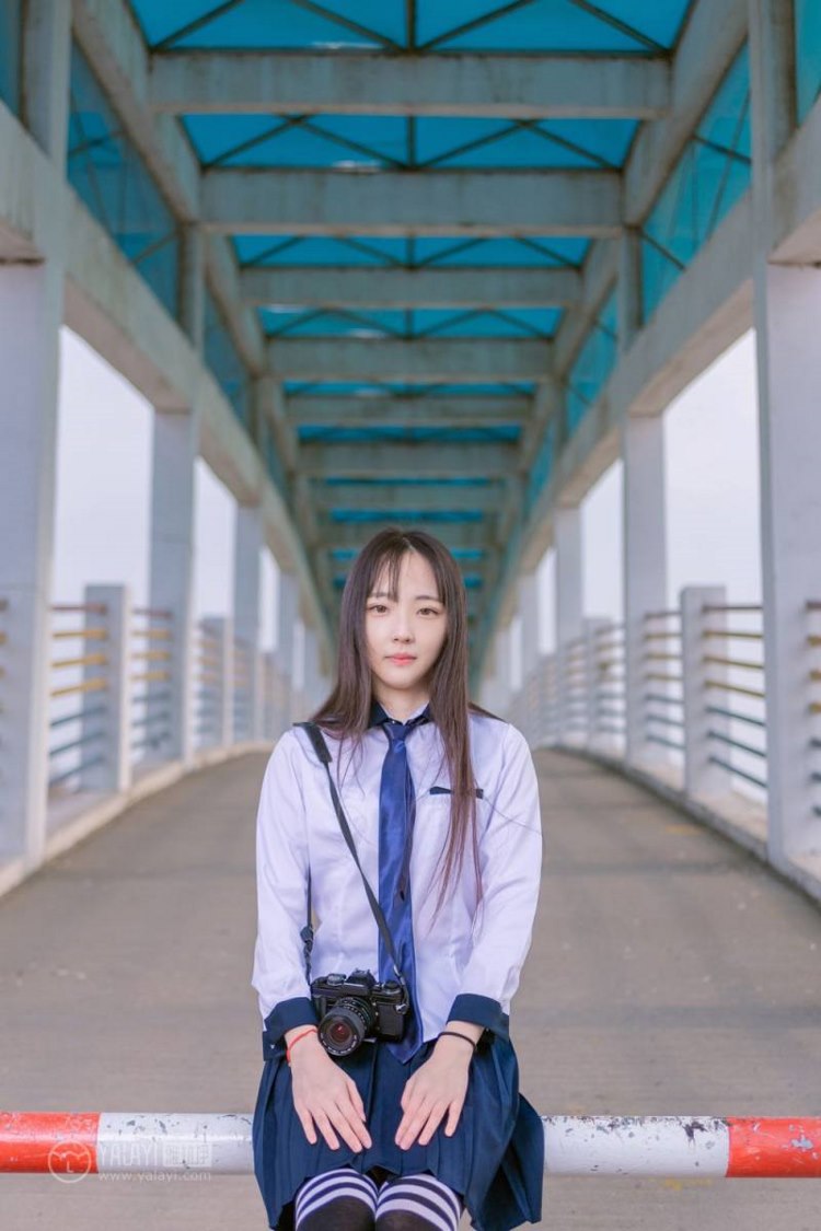 小清新美女治愈氧气黑丝美腿街拍制服写真图片