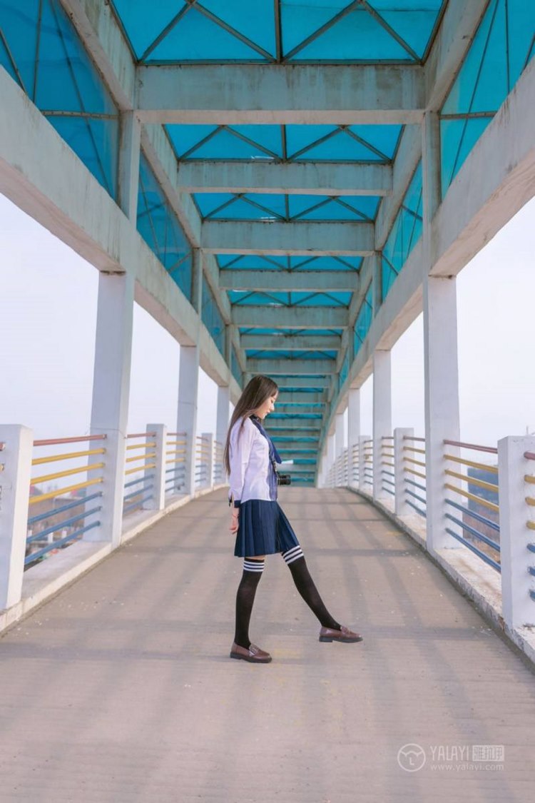 小清新美女治愈氧气黑丝美腿街拍制服写真图片