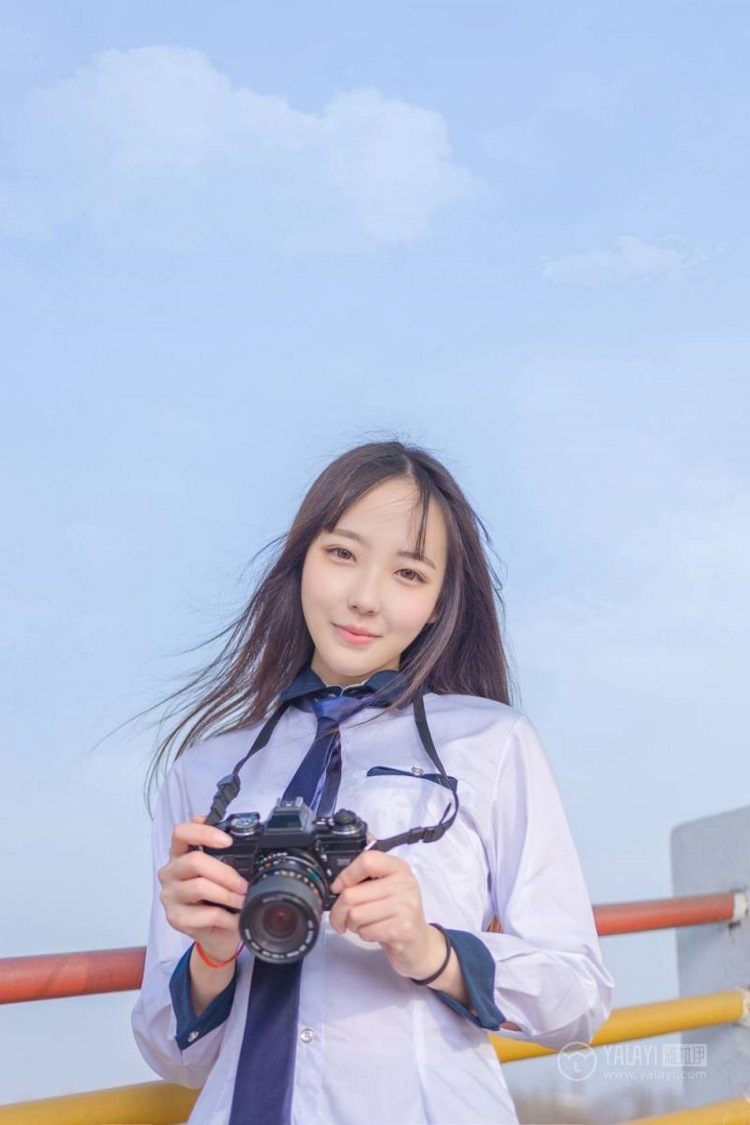 小清新美女治愈氧气黑丝美腿街拍制服写真图片