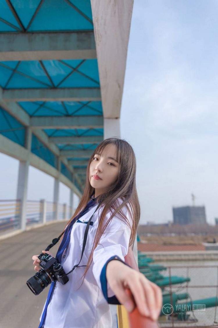 小清新美女治愈氧气黑丝美腿街拍制服写真图片