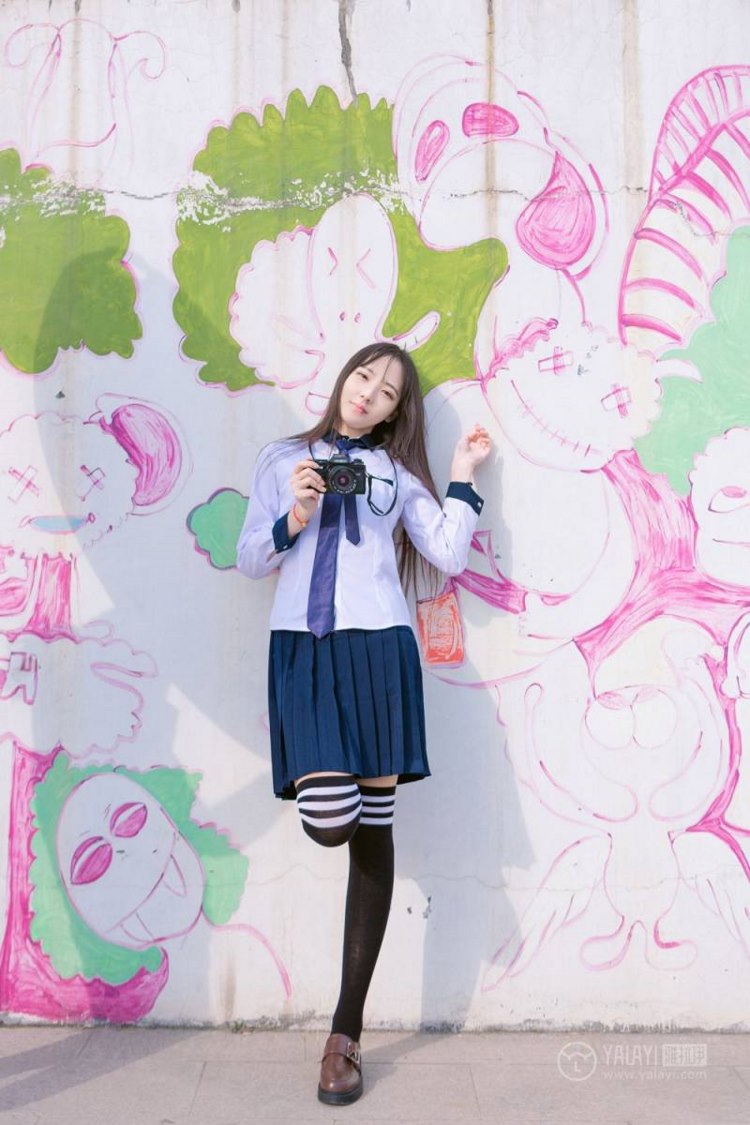 小清新美女治愈氧气黑丝美腿街拍制服写真图片