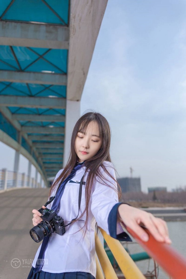 小清新美女治愈氧气黑丝美腿街拍制服写真图片