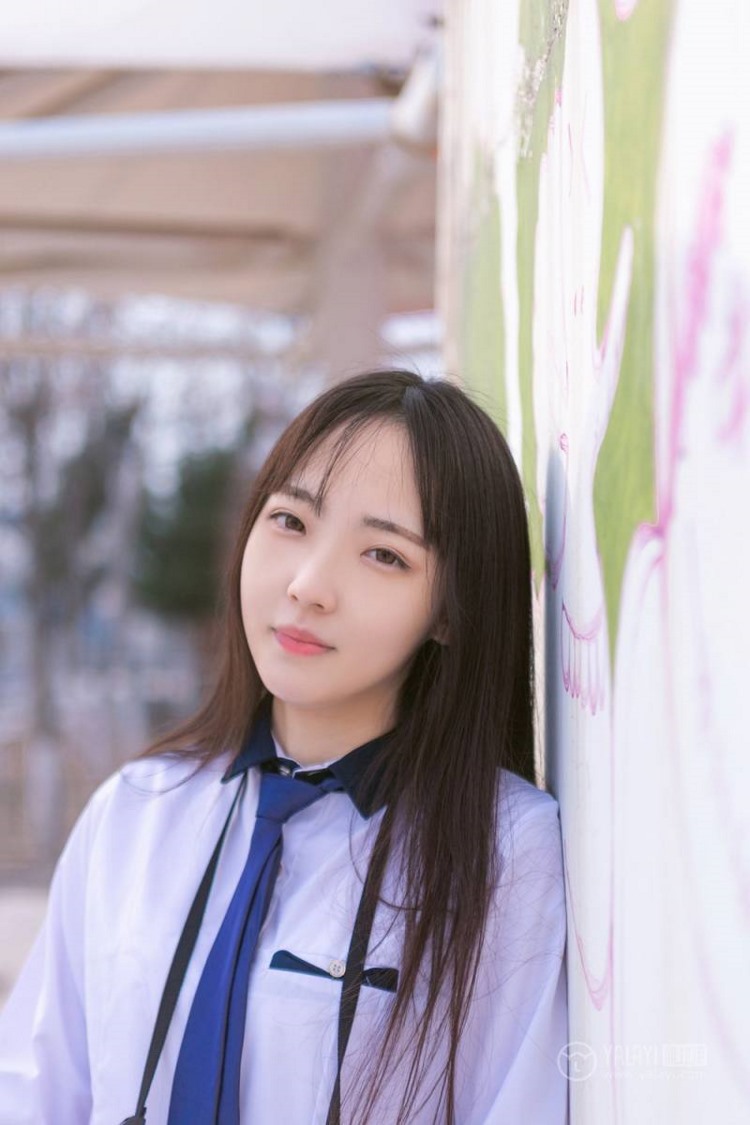 小清新美女治愈氧气黑丝美腿街拍制服写真图片