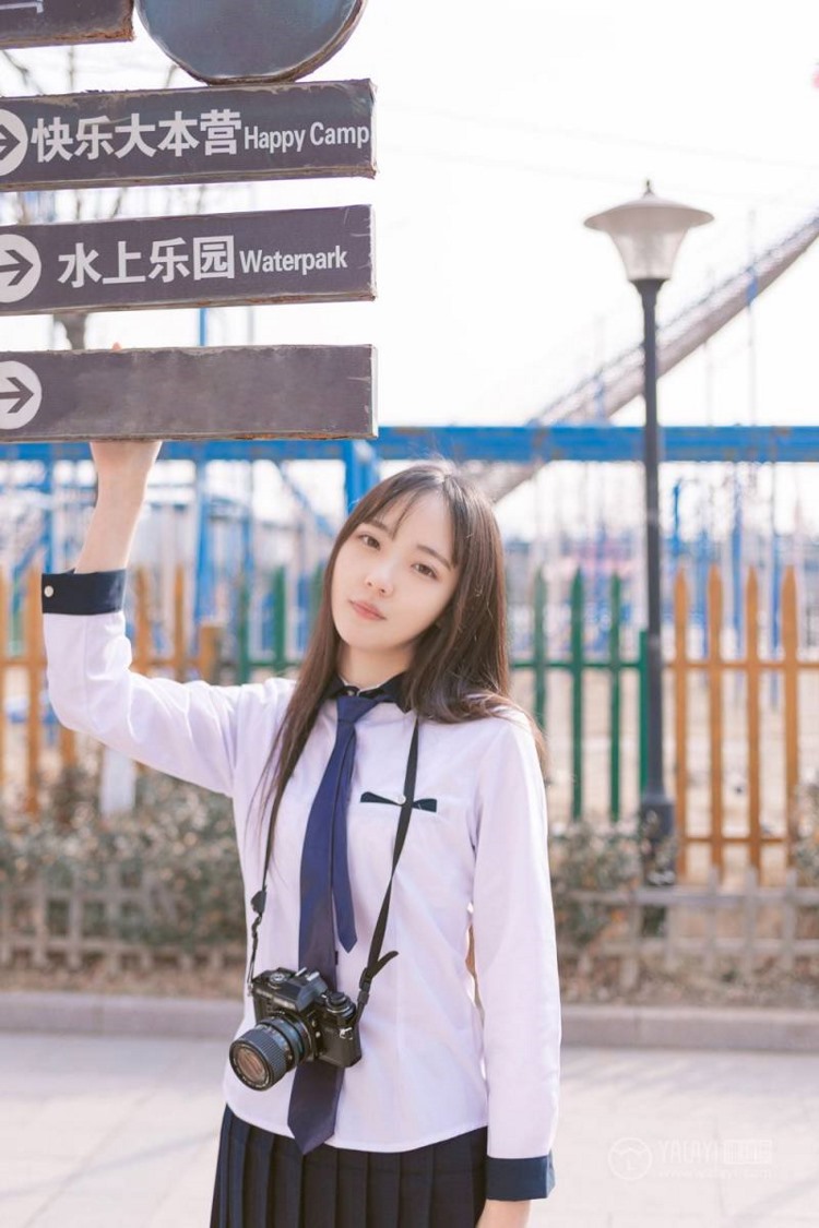 小清新美女治愈氧气黑丝美腿街拍制服写真图片