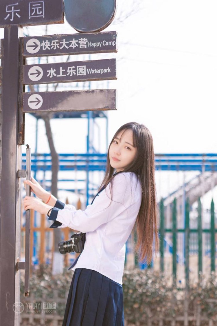 小清新美女治愈氧气黑丝美腿街拍制服写真图片