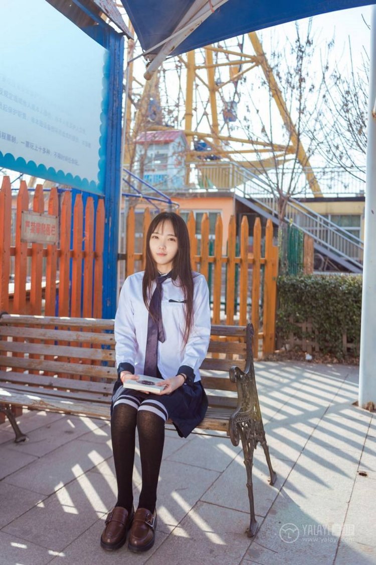 小清新美女治愈氧气黑丝美腿街拍制服写真图片