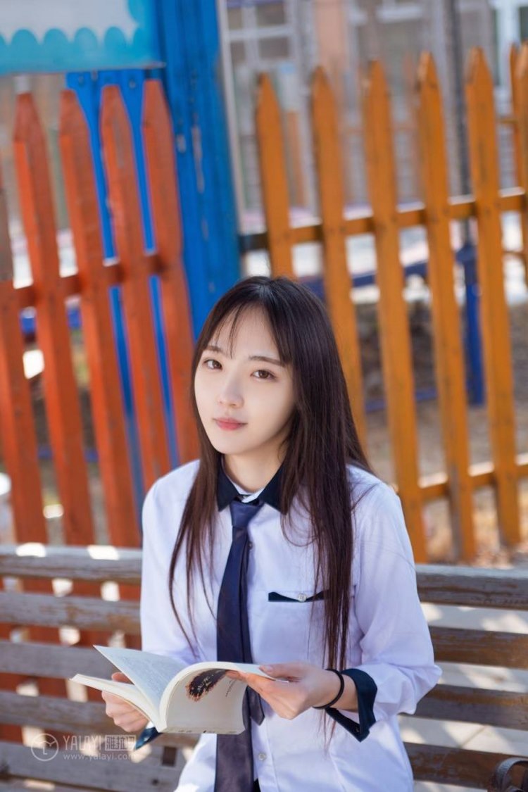 小清新美女治愈氧气黑丝美腿街拍制服写真图片