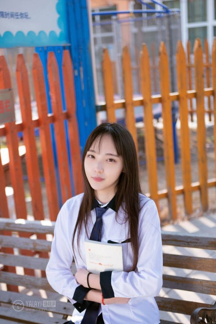 小清新美女治愈氧气黑丝美腿街拍制服写真图片