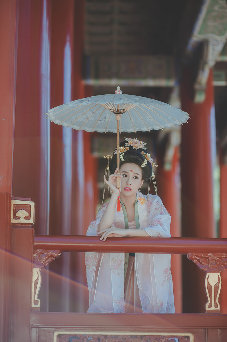 宫廷中的古装盘发美女