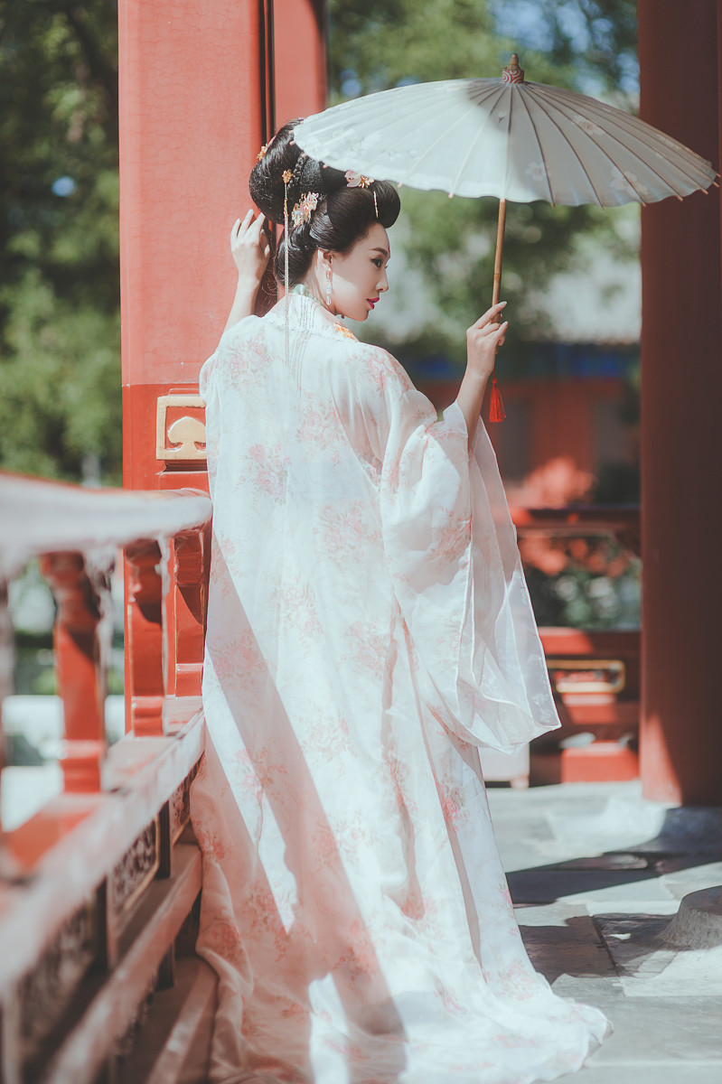 宫廷中的古装盘发美女